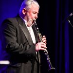 joue les saxophones, clarinette, trompette, Flûte...